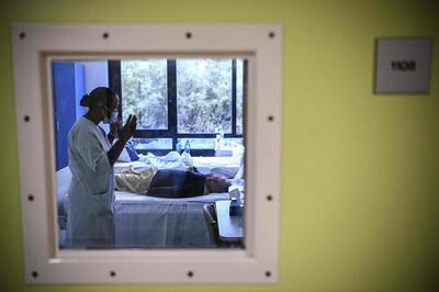A nurse speaks with a patient with mental disorders in her room at The Ville-Evrard Psychiatric Hospital in Saint-Denis, north of Paris on November 3, 2020. After the consequences of the first confinement linked to Covid-19 are just starting to fall as psychiatrists at the mental health establishment of Ville-Evrard, in the Paris suburbs, fear a second "psychiatric wave". / AFP / Christophe ARCHAMBAULT
