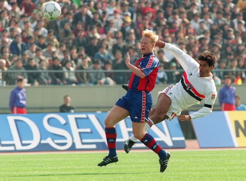 Sao Paulo Captain and star striker Rai (R) steals the ball from Barcelona's defence Ronald Koeman during the first quarter of Toyota European/South American cup 13 December 1992 in Tokyo.      AFP PHOTO TORU YAMANAKA (Photo by TORU YAMANAKA / AFP)
