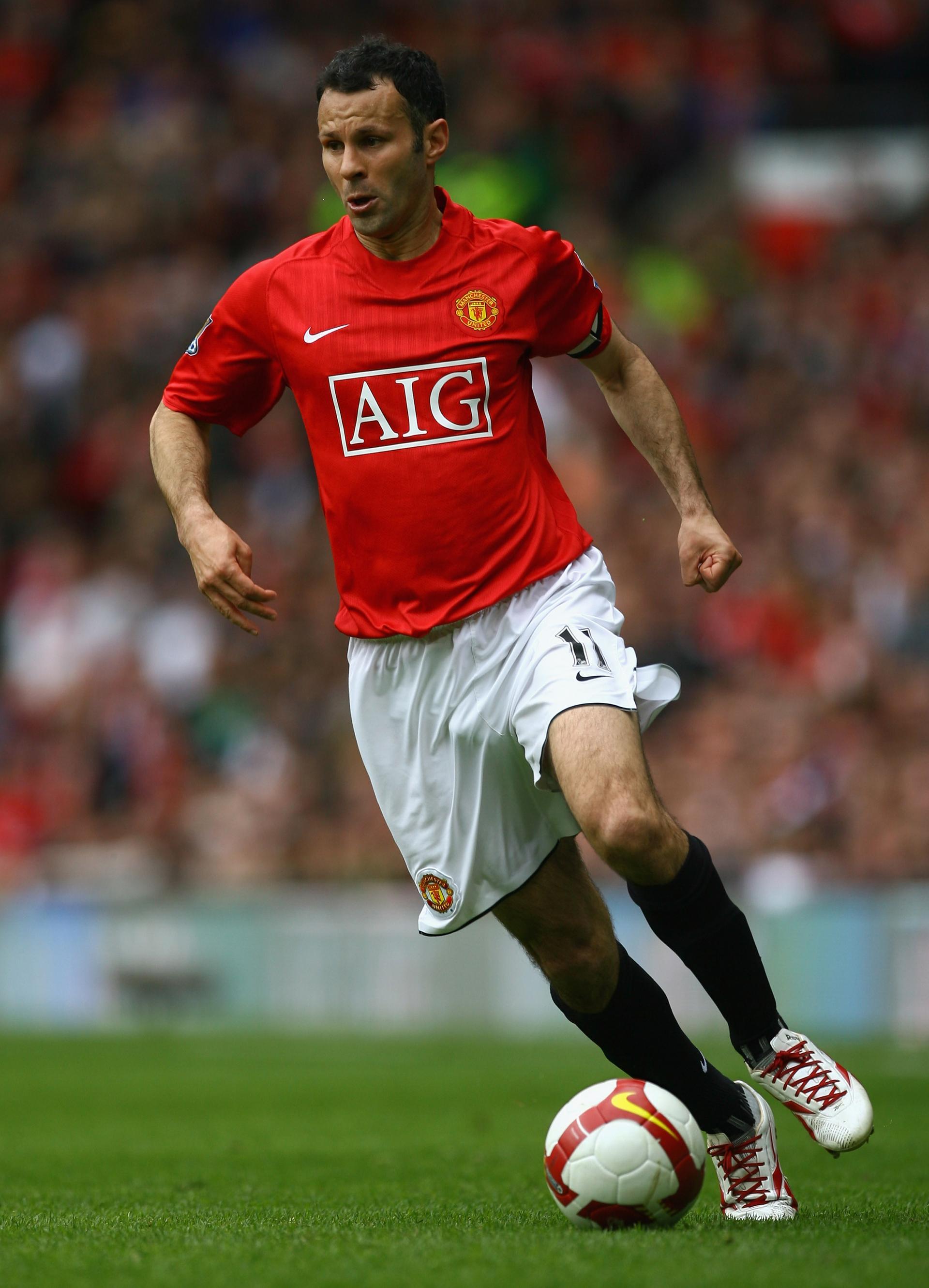 MANCHESTER, ENGLAND - MAY 16:  Ryan Giggs of Manchester United in action during the Barclays Premier League match between Manchester United and Arsenal at Old Trafford on May 16, 2009 in Manchester, England.  (Photo by Alex Livesey/Getty Images)