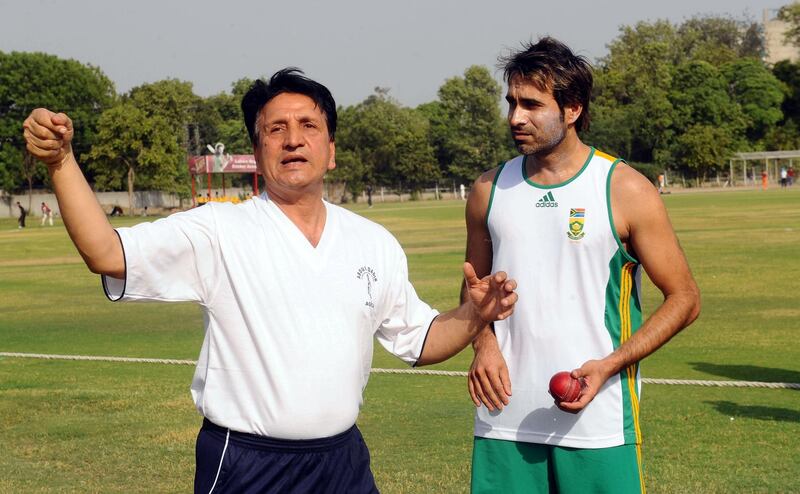 South African leg-spinner Imran Tahir (R) speaks with former Pakistani cricketer Abdul Qadir during a training session in Lahore on May 29, 2012. South African leg-spinner Imran Tahir has returned to his native Pakistan to seek tips from old tutor Abdul Qadir in a bid to exploit England's weakness against spin when the teams meet in July. Tahir, who developed as a spinner in Pakistan before qualifying to play for South Africa last year, arrived last week and trained with Pakistan legend Qadir on Tuesday. Qadir, 56, who was revered as a great leg-spinner during the 70s and 80s, predicted Tahir could play a lead role for South Africa, whose attack is dominated by pace. AFP PHOTO / ARIF ALI (Photo by Arif Ali / AFP)