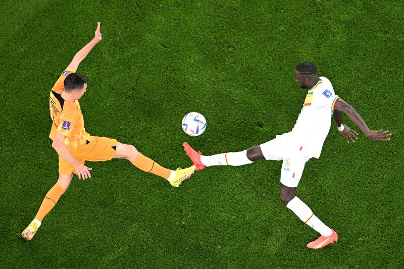 Netherlands' midfielder Steven Berghuis and Senegal's Cheikhou Kouyate battle. AFP
