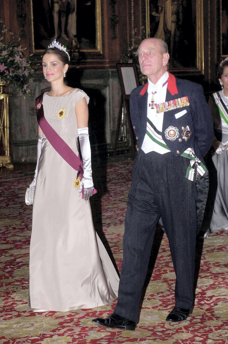 Queen Rania of Jordan (L) and the Duke of Edinburgh walk in to the State Banquet at Windsor Castle 06 November 2001. Jordan's King Abdullah ll is on the first day of his official state visit to Britain.
/PA WPA POOL/ (Photo by TIM OCKENDEN / PA WPA POOL / AFP)