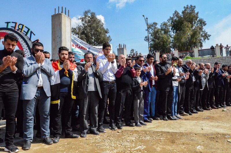 Iraqi men pray during absentee funreal prayers for the victims of the capsized ferry in the northern Iraqi city of Mosul on March 22, 2019, following the incident which left at least 100 people dead, as the ferry was packed with families celebrating Kurdish New Year.    / AFP / Zaid AL-OBEIDI
