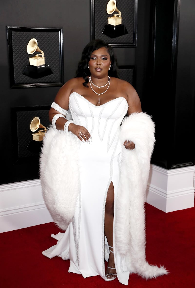 epa08168337 Lizzo arrives for the 62nd Annual Grammy Awards ceremony at the Staples Center in Los Angeles, California, USA, 26 January 2020. Dress by Atelier Versale . EPA-EFE/ETIENNE LAURENT