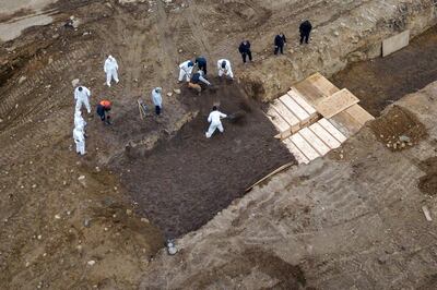 Drone pictures show bodies being buried on New York's Hart Island where the department of corrections is dealing with more burials overall, amid the coronavirus disease (COVID-19) outbreak in New York City, U.S., April 9, 2020. REUTERS/Lucas Jackson     TPX IMAGES OF THE DAY