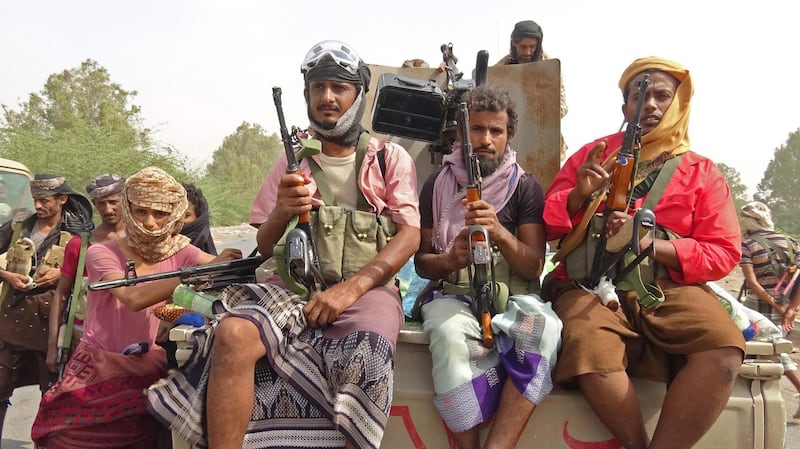 Yemeni pro-government forces gather on the eastern outskirts of Hodeida, as they continue to battle for the control of the city from Huthi rebels on November 9, 2018. / AFP / STRINGER
