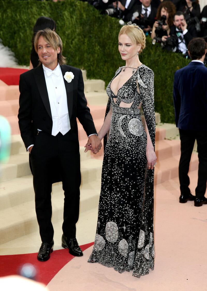 epa05287793 Nicole Kidman (L) and Keith Urban arrives on the red carpet for the 2016 Costume Institute Benefit at The Metropolitan Museum of Art celebrating the opening of the exhibit 'Manus x Machina: Fashion in an Age of Technology' in New York, New York, USA, 02 May 2016. The exhibit will be on view at the Metropolitan Museum of Art's Costume Institute from 05 May to 14 August 2016.  EPA/JUSTIN LANE
