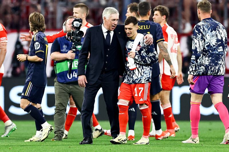 Real Madrid manager Carlo Ancelotti talks to Bayern player Bryan Zaragoza at the end of the match. EPA