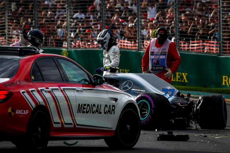 epa06625873 Finish Formula One driver Valtteri Bottas of Mercedes AMG GP walks away from his car after crashing out during the qualifying session for the 2018 Formula One Grand Prix of Australia at Albert Park circuit in Melbourne, Australia, 24 March 2018.  EPA/DIEGO AZUBEL