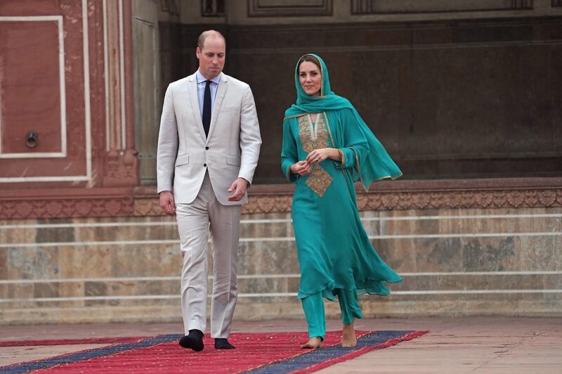 Britain's Prince William, Duke of Cambridge (L) and Catherine, Duchess of Cambridge visit Badshahi Mosque in Lahore, Pakistan, 17 October 2019. The royal couple is on an official five-day visit to Pakistan. Photo: EPA