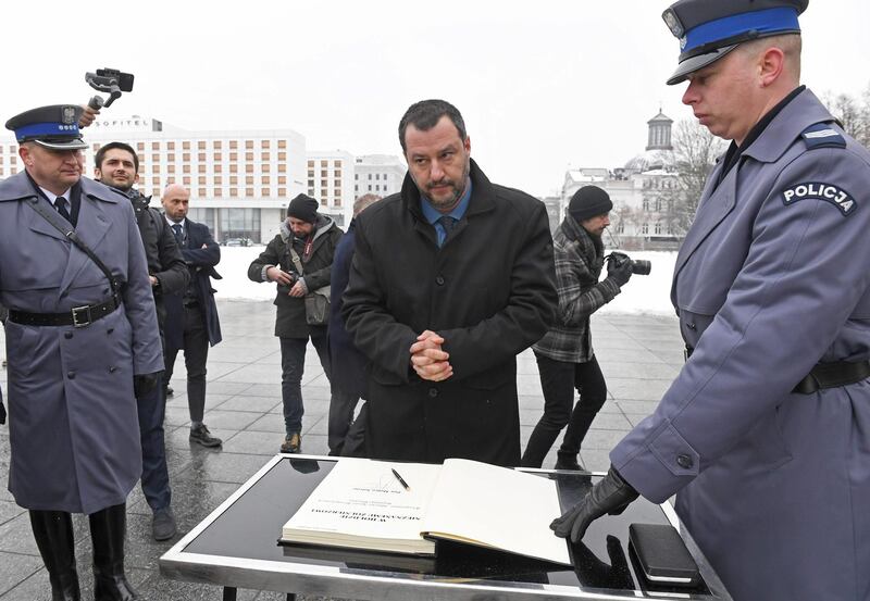 Italian deputy Prime Minister and Interior Minister Matteo Salvini (C) signs a memory book at the Tomb of Unknown Soldier in Warsaw on January 9, 2019. / AFP / Janek SKARZYNSKI
