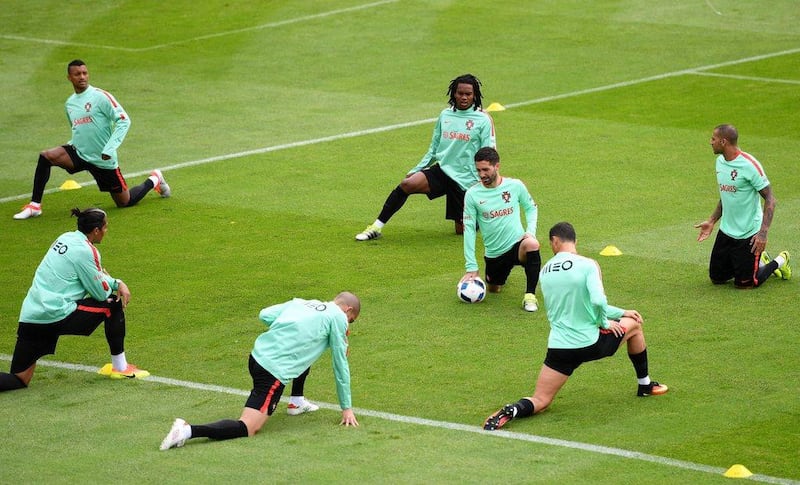 Portugal players take part in a training session at the team's base camp in Marcoussis, south of Paris, on June 16, 2016, during the Euro 2016 football tournament. AFP / FRANCISCO LEONG