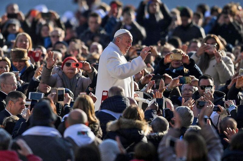 epa06470276 Pope Francis (C) waves to faithful gathering for the weekly General Audience in Saint Peters Square, Vatican City, 24 January 2018.  EPA/ALESSANDRO DI MEO