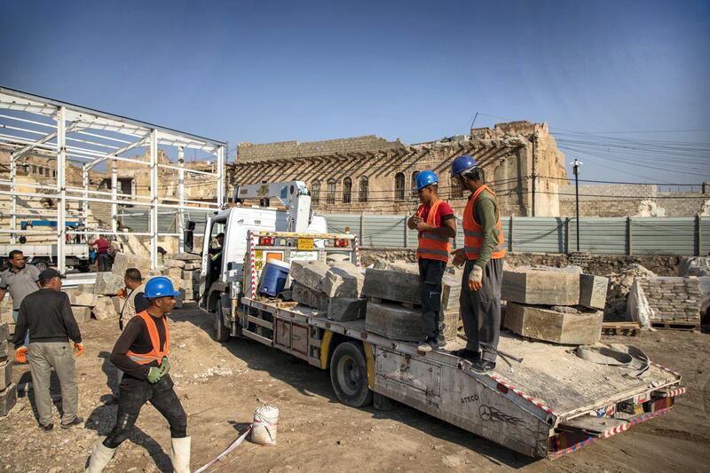 Moving rubble. Moamin Al-Obeidi / UNESCO