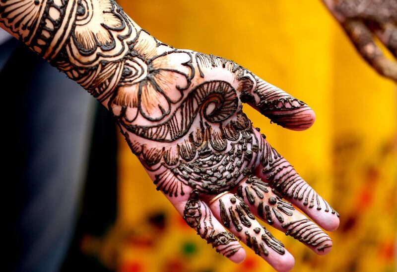 epa06500405 An Indian college student gets her hands decorated with Mehndi or Henna during an inter college Mehndi competition at Maharani Laxmi Bai Girls College in Bhopal, India, 06 February 2018. More then 350 young women participated in the competition.  EPA/SANJEEV GUPTA