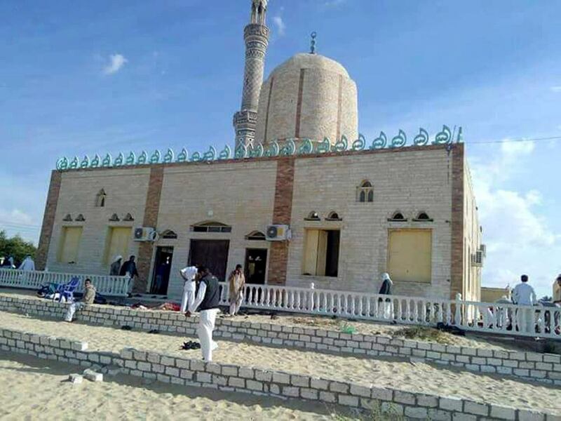 epa06347846 People walk outside a mosque that was attacked in the northern city of Arish, Sinai Peninsula, Egypt, 24 November 2017. According to initial reports, dozens were killed and injured in a bombing and gunfire targeting worshipers leaving the Friday prayers in the northern city of Arish.  EPA-EFE/STR BEST QUALITY AVAILABLE