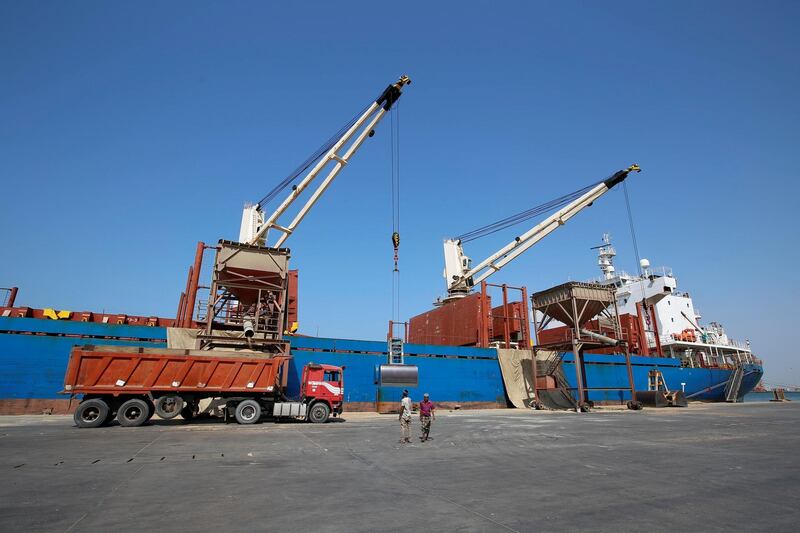 Workers unload aid shipment of wheats from St. George ship, at the Red Sea port of Hodeidah, Yemen November 30, 2017. REUTERS/Abduljabbar Zeyad