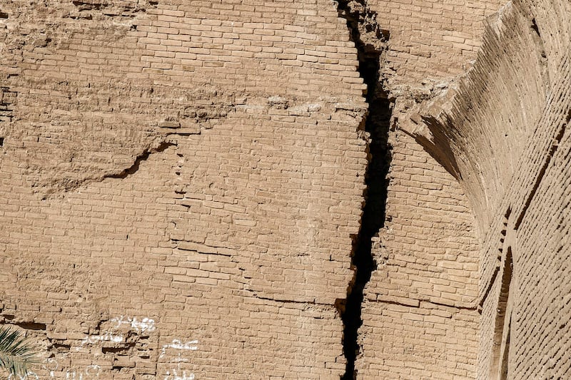 A crack in the masonry of the Arch of Ctesiphon.