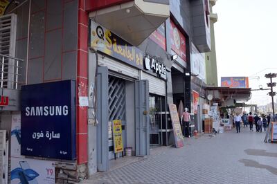 A picture taken on October 14, 2018 shows an electric appliance store in Mosul. Since jihadists were ousted from Mosul last year, taxi driver Abu Aref has ferried more than just people into Iraq's second city: he regularly smuggles envelopes stuffed with cash.
Iraqi authorities, fearing that free flows of money could help finance an IS comeback, have not authorised them to make even simple transfers.  / AFP / Zaid AL-OBEIDI
