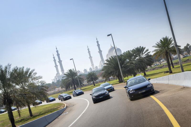 The pack passes by Sheikh Zayed Grand Mosque.