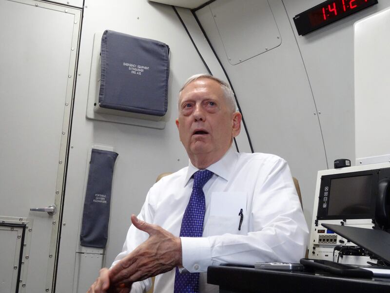 US Defense Secretary James Mattis speaks to reporters on board a flight to Jordan for the start of a regional tour on August 20, 2017.  / AFP PHOTO / Paul HANDLEY
