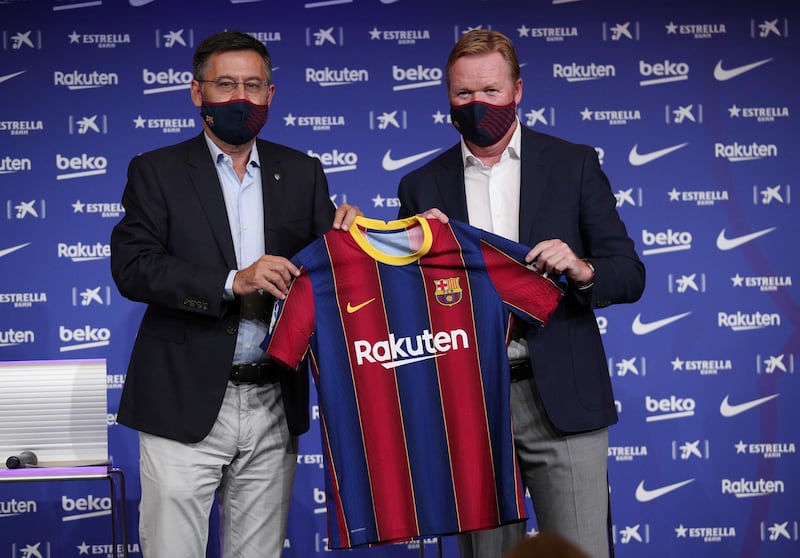 Barcelona manager Ronald Koeman poses with president Josep Maria Bartomeu. Reuters