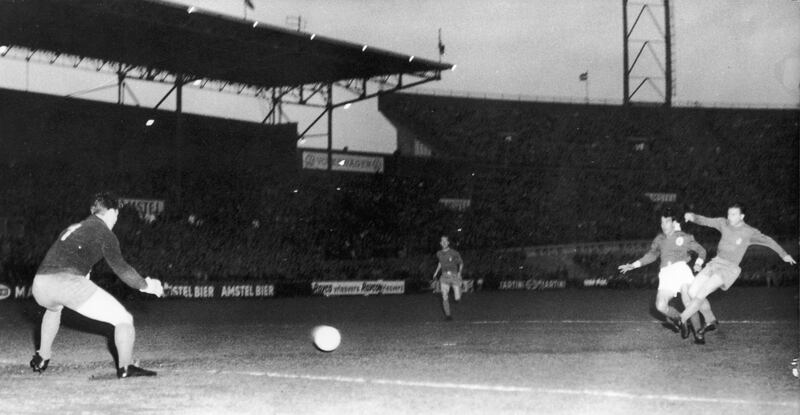 Ferenc Puskas of Real Madrid scores his team's first goal against Benfica in the European Cup Final at Amsterdam, 2nd May 1962. Benfica won the match 5-3. (Photo by Keystone/Hulton Archive/Getty Images)