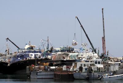 Workers go about their daily activities at the Port of Bosaso in Somalia's Puntland April 19, 2015. REUTERS/Feisal Omar - GF10000065281