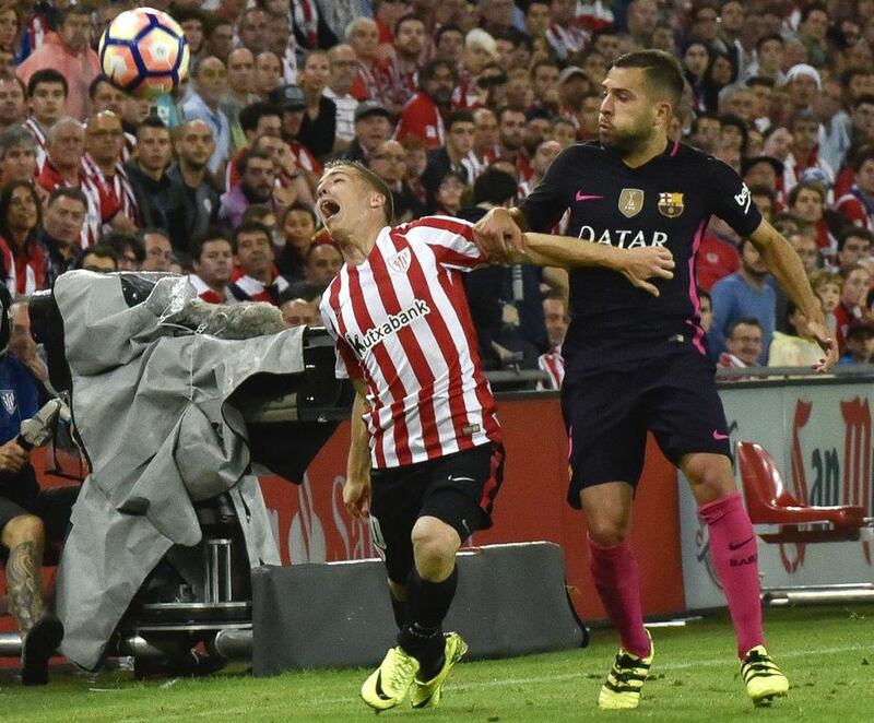 Athletic Bilbao striker Iker Muniain, fights, fights for the ball with defender Jordi Alba. Miguel Tona / EPA