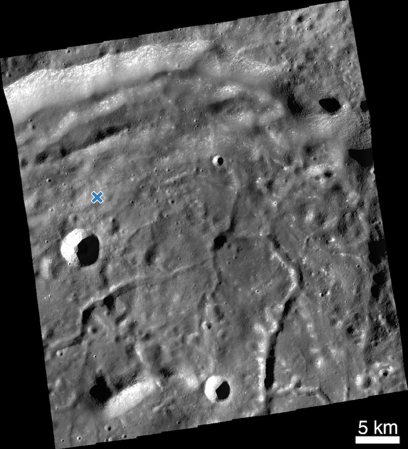 Mosaic of the Hakuto-R Mission 1 Lunar Lander impact site. The blue cross marks the impact site. Nasa / GSFC/ Arizona State University