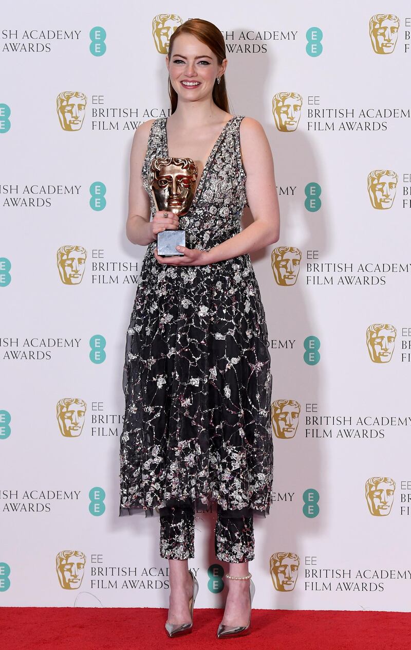 epa05789272 US actress Emma Stone poses in the press room after winning the award for Best Actress for 'La La Land' during the 2017 EE British Academy Film Awards at The Royal Albert Hall in London, Britain, 12 February 2017. The ceremony is hosted by the British Academy of Film and Television Arts (BAFTA).  EPA/ANDY RAIN