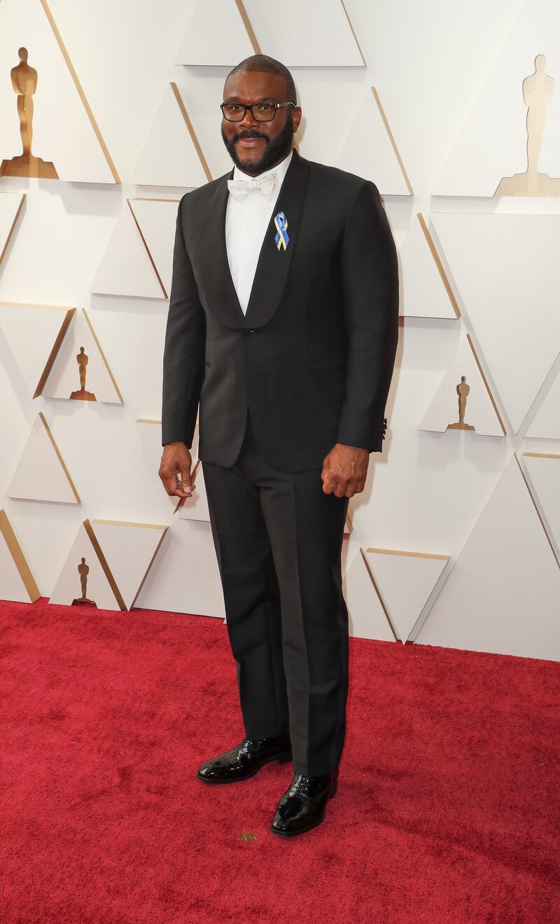 Actor and director Tyler Perry wears a white tie and a Ukraine ribbon. EPA