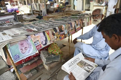 A Pakistan man reads a copy of the Dawn English-language newspaper at a newspaper stall in Karachi on May 20, 2018.

International media watchdog Reporters Without Borders (RSF) has condemned the disruption in distribution of Pakistan's oldest newspaper Dawn after it published an interview suggesting that Pakistani militants were behind the 2008 Mumbai attacks. / AFP PHOTO / RIZWAN TABASSUM