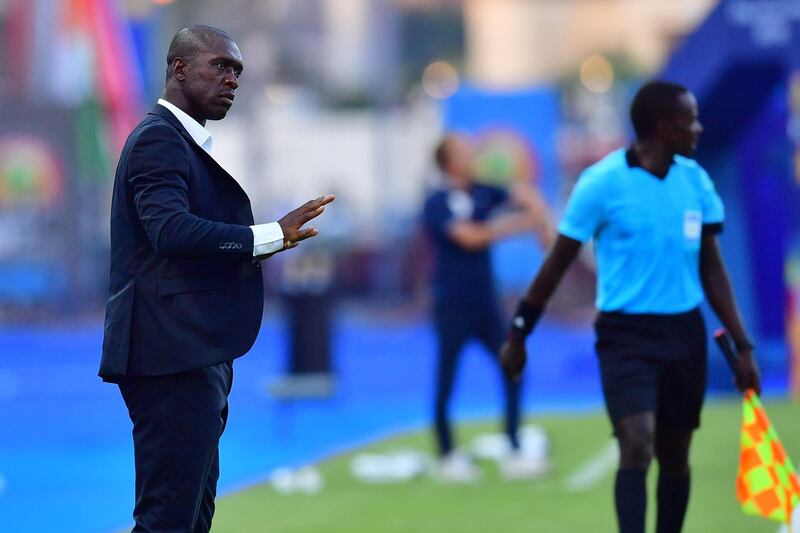 Cameroon's coach Clarence Seedorf (L) speaks to his players during the 2019 Africa Cup of Nations (CAN) Round of 16 football match between Nigeria and Cameroon at the Alexandria Stadium in the Egyptian city on July 6, 2019.  / AFP / Giuseppe CACACE
