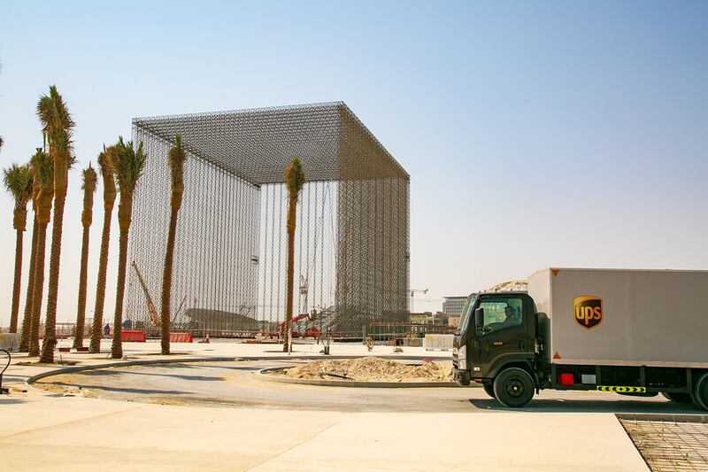 Special equipment and trailer trucks were used to transport 21-metre high entry portals to the Expo site in Dubai.
