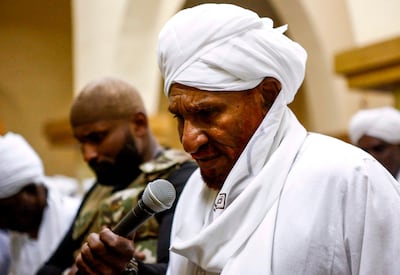 Sadiq al-Mahdi, Sudan's ex-prime minister and leader of the opposition Umma Party, prays in a mosque in the capital Khartoum's twin city of Omdurman on December 19, 2018.  / AFP / ASHRAF SHAZLY
