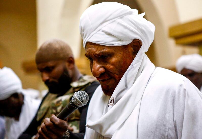 Sadiq al-Mahdi, Sudan's ex-prime minister and leader of the opposition Umma Party, prays in a mosque in the capital Khartoum's twin city of Omdurman on December 19, 2018.  / AFP / ASHRAF SHAZLY
