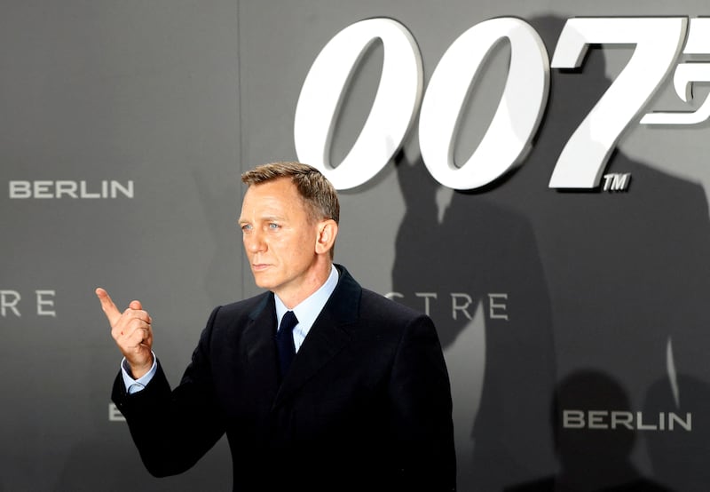 FILE PHOTO: Actor Daniel Craig poses on the red carpet at the German premiere of the James Bond 007 film "Spectre" in Berlin, Germany, October 28, 2015.  REUTERS / Fabrizio Bensch / File Photo
