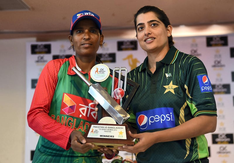 Bangladesh women cricket captain Salma Khatun (L) and Pakistan women cricket captain Sana Mir pose with the T20 trophy during a media briefing in Karachi on September 29, 2015.  Bangladesh will play two Twenty20 Internationals and two One-Day Internationals starting September 30 in Karachi.  AFP PHOTO / Rizwan TABASSUM (Photo by RIZWAN TABASSUM / AFP)