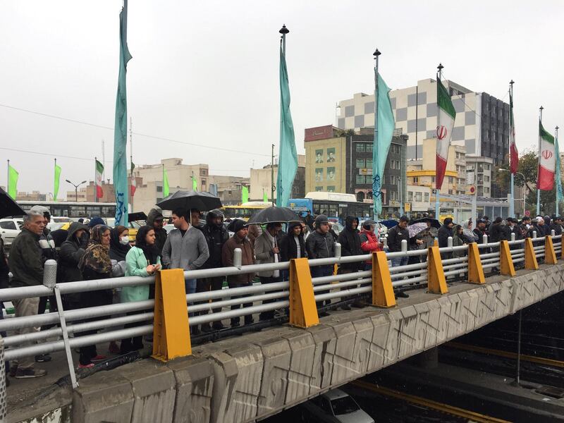 People stands in the street to show their protest against increased gas price in Tehran, Iran November 16, 2019. Nazanin Tabatabaee/WANA (West Asia News Agency) via REUTERS ATTENTION EDITORS - THIS IMAGE HAS BEEN SUPPLIED BY A THIRD PARTY