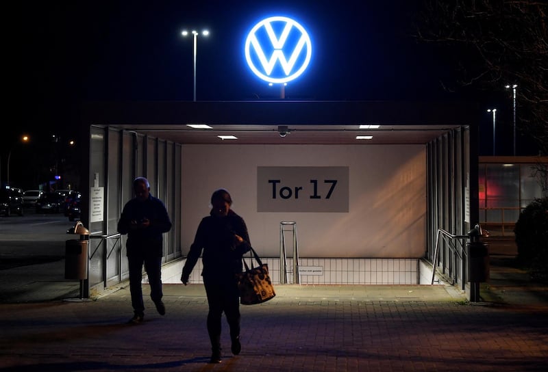FILE PHOTO: Employees leave the Volkswagen (VW) plant after VW starts shutting down production in Europe amid the outbreak of coronavirus disease (COVID-19) in Wolfsburg, Germany, late March 19, 2020. REUTERS/Fabian Bimmer/File Photo
