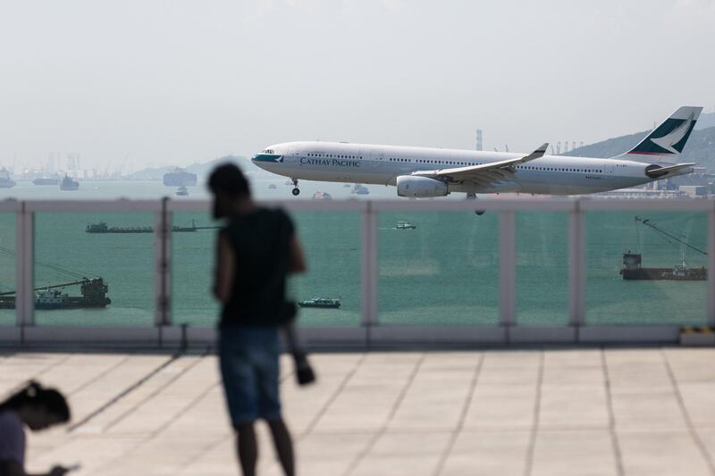 epa06145385 A Cathay Pacific Airways jetliner prepares to land at Hong Kong International Airport in Hong Kong, China, 15 August 2017. Media reports analysts saying that Cathay Pacific Airways could face further pressure for another round of cost cutting in the face of an estimated 1.2 billion HK dollars or 0.13 billion euros in losses for the first six months of 2017. The latest financial results for Hong Kong's flagship carrier are due to be released on 16 August 2017.  EPA/JEROME FAVRE