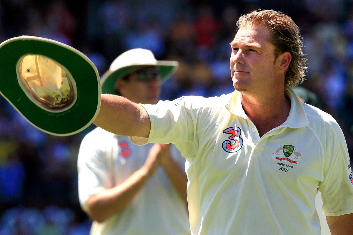 In this photograph taken on January 5, 2007, retiring Australian spin bowler Shane Warne raises his hat to members of the crowd after winning the final Ashes cricket match against England at The Sydney Cricket Ground (SCG) in Sydney. AFP