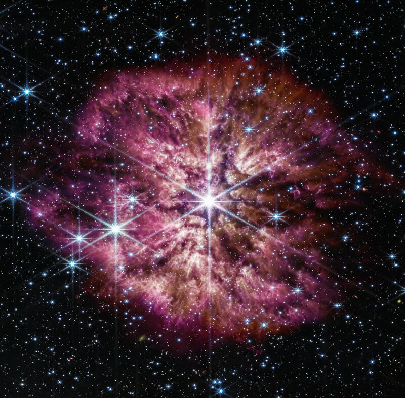 The Wolf-Rayet 124 star, featured in an image combining near-infrared and mid-infrared wavelengths of light. Photo: Nasa