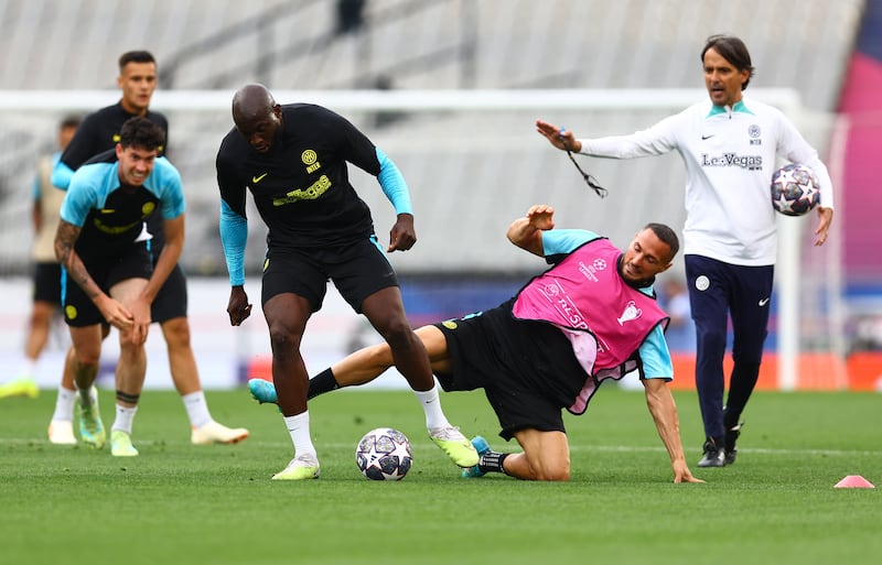 Romelu Lukaku (L) and Danilo D'Ambrosio (C) of Inter in action next to head coach Simone Inzaghi (R) during a training session of the team on the eve of the UEFA Champions League Final, in Istanbul, Turkey, 09 June 2023.  Inter Milan face Manchester City in the UEFA Champions League Final in Istanbul on 10 June 2023.   EPA / SEDAT SUNA