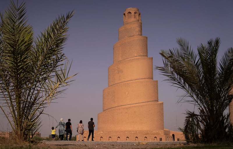 Iraqis visit the spiral Malwiya minaret, a mid-ninth century treasured Iraqi national monument, within the Samarra Archaeological City, in Samarra, north of Baghdad, on July 26, 2022.  - The 50m helicoidally tower of sun-dried and baked brick, modelled on ancient ziggurats that was built to symbolise the power of Islam during the Abbasid caliphate, was listed UNESCO World Heritage Site in 2007.  (Photo by Ismael ADNAN  /  AFP)