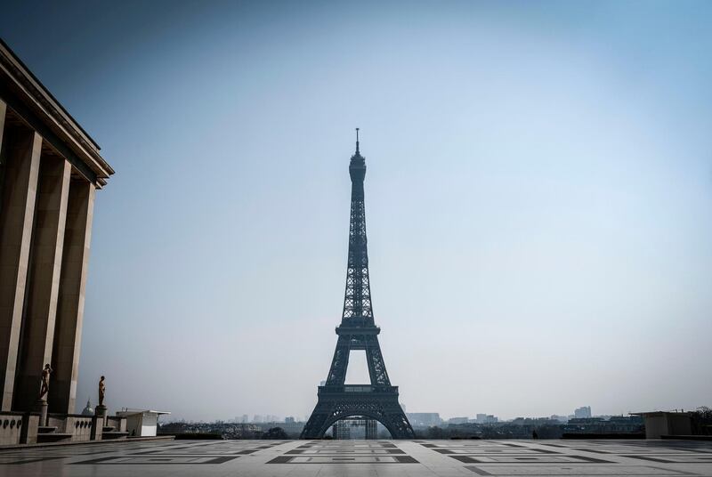 This picture taken on March 28, 2020 shows the Eiffel tower and the deserted place du Trocadero in Paris, on the twelveth day of a lockdown aimed at curbing the spread of the COVID-19 (novel coronavirus) in France.  / AFP / STEPHANE DE SAKUTIN
