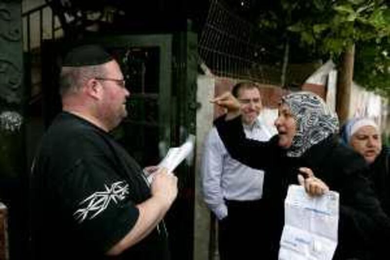 epa02107158 Palestinians argue with Jewish settlers (L) at a house in the Sheikh Jarrah neighborhood in Arab East Jerusalem on 07 April 2010 that was given by the Israeli courts to settlers some months ago rather than Palestinians who were living there for several generations. Two additional court cases have been filed, it is reported on 07 April 2010, to Israeli courts to evict Palestinians from homes they occupy in this area, in addition to six cases still pending in the courts.  EPA/ABIR SULTAN ISRAEL OUT *** Local Caption ***  02107158.jpg