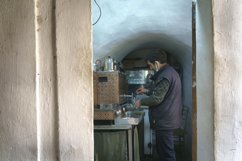 Ozturk making a tea. 18th century building.“Corlulu Ali Pasha” inn-yard in the Küçükpazar district in Istanbul.

The courtyard is entered by passing through the arched door and passage on the street of Kucukpazar, Istanbul. Mehmet, 49, has a family owned tea shop here for 58 years. Istanbul, Turkey 2021