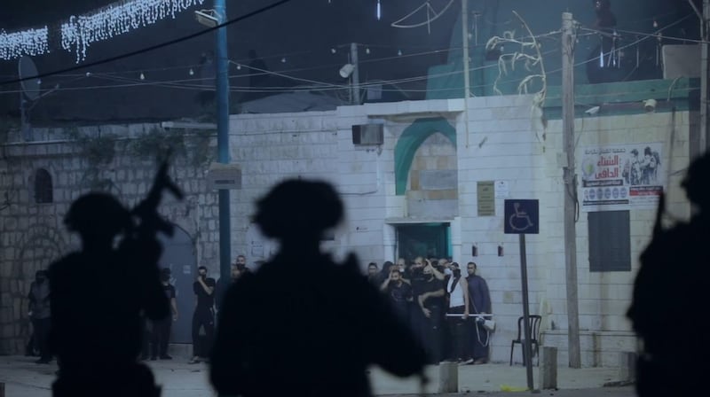 Lyd documents the harrowing events that occurred in Lyd's Dahmash Mosque in 1948, and shows the continuing struggle of the city's Palestinian population